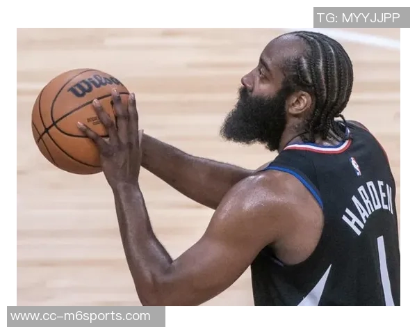 哈登首节表现起伏不定9投4中贡献12分4篮板1助攻但失误频频影响球队节奏